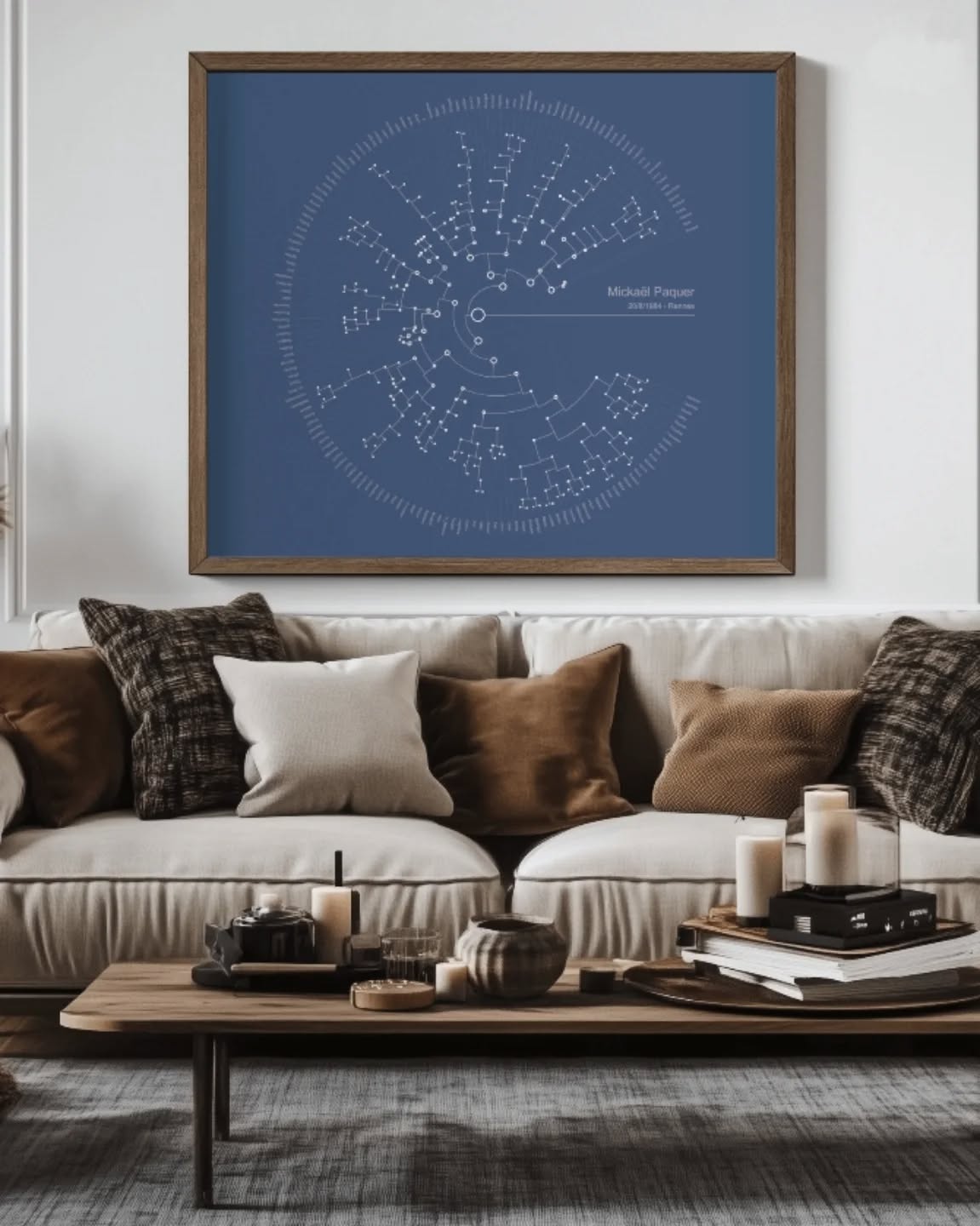 La Constellation, tirage encadré bois foncé accroché au-dessus d'un canapé : arbre généalogique en points et lignes clairs sur fond bleu de nuit.